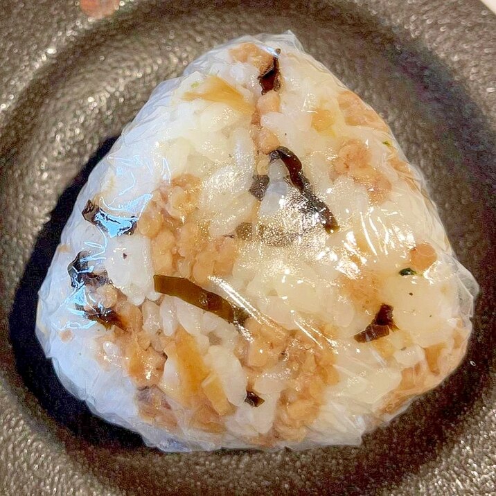 鶏そぼろと塩昆布のおにぎり